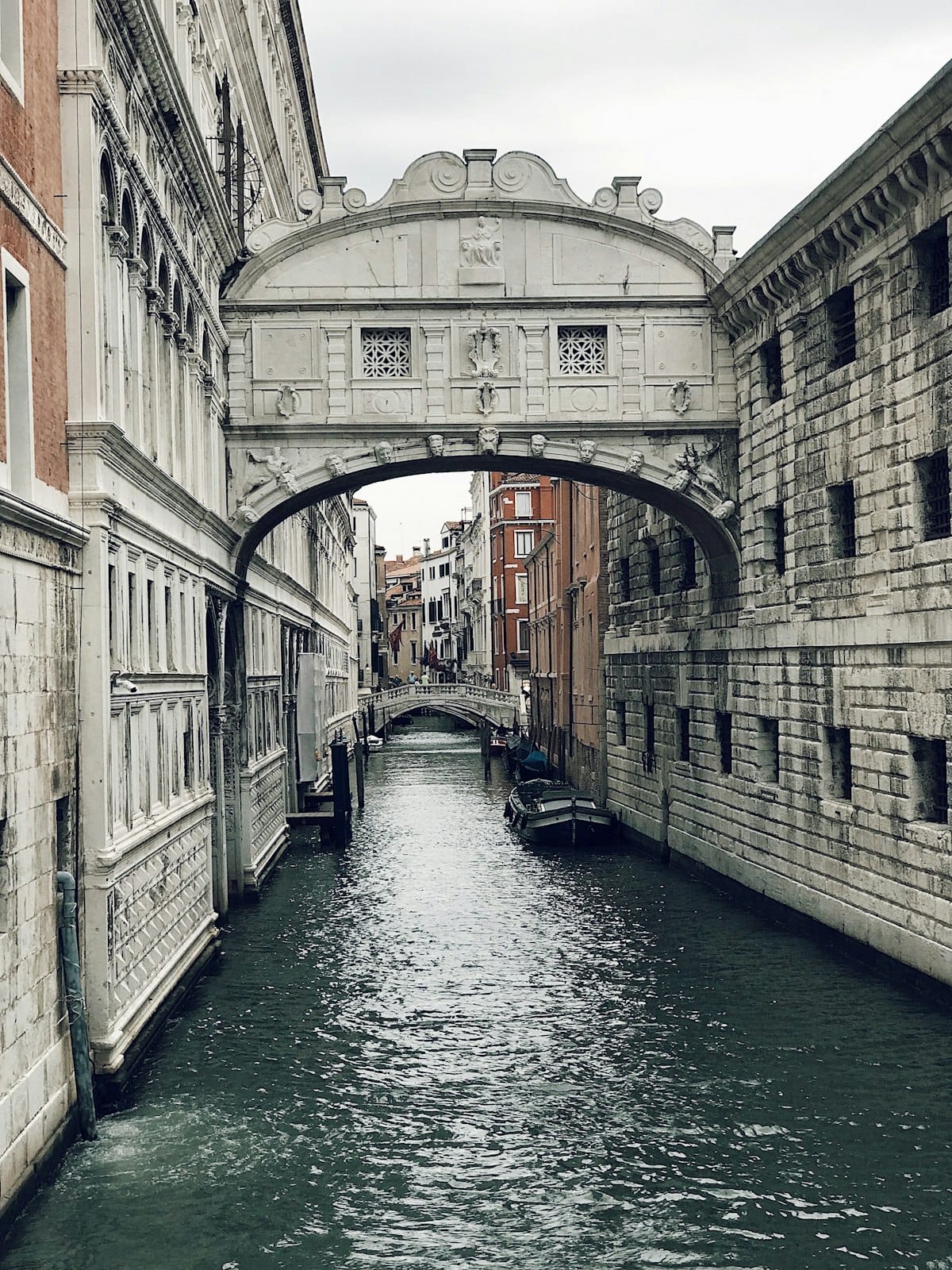 Venice Saluran Besar dengan gondola Itali