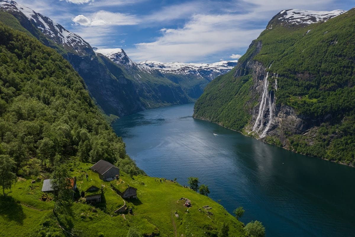 Pemandangan lanskap dramatik fjord-fjord di Norway