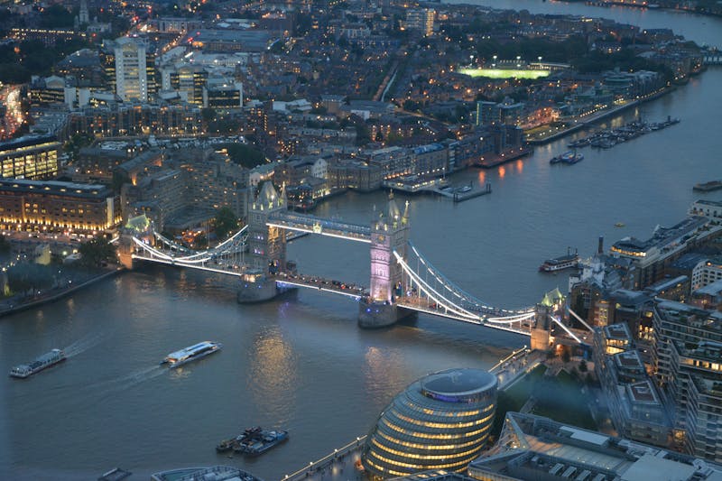 Tower Bridge over the River Thames ved solnedgang