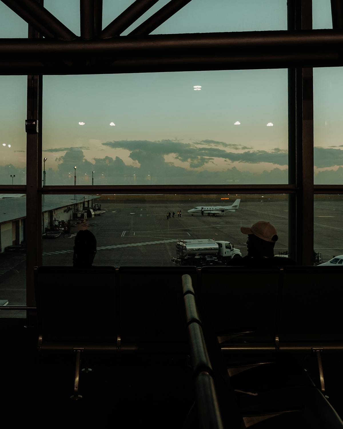 Pohľad na terminál letiska s lietadlom pri súmraku