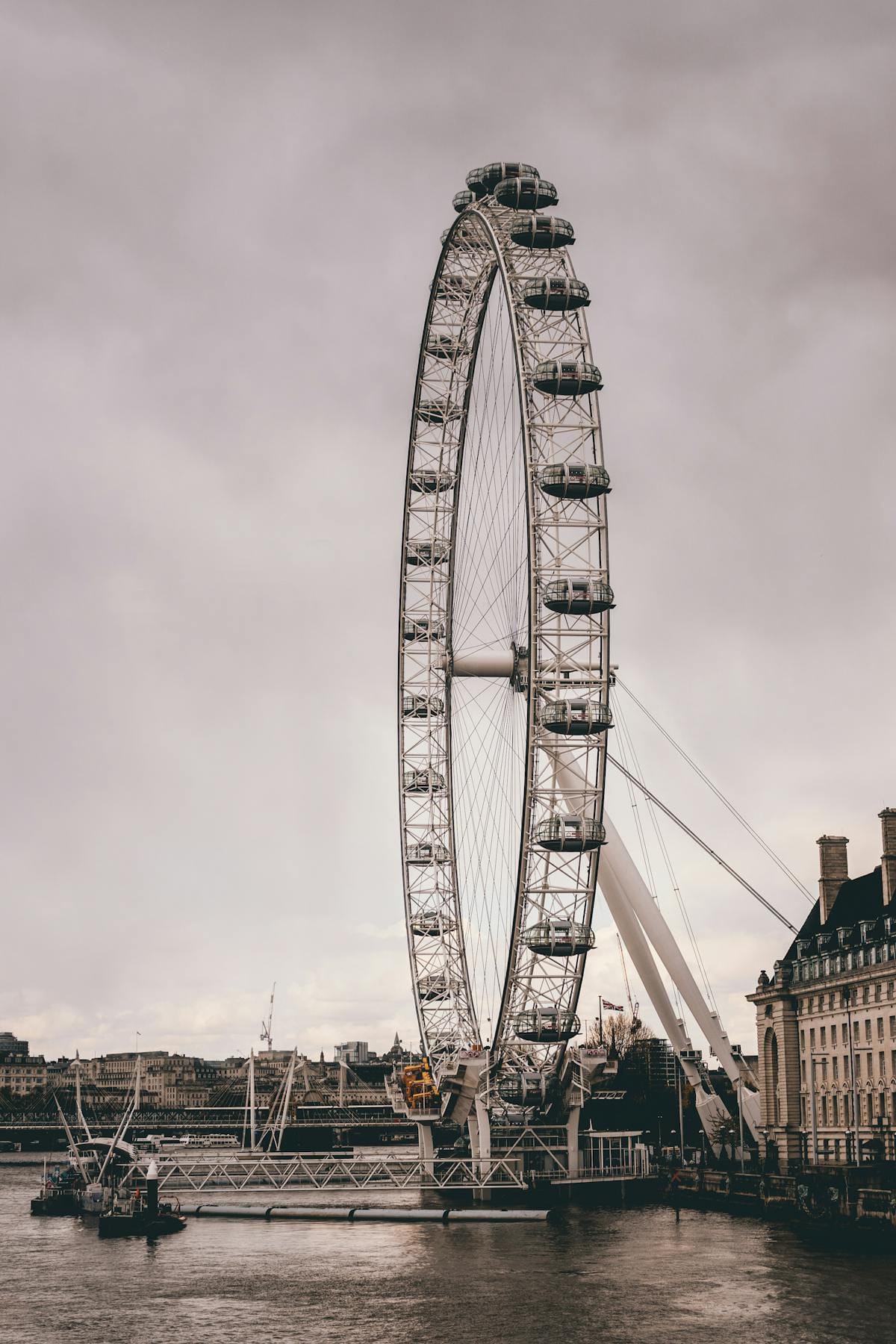 London Eye -maailmanpyörä pilvisen illan aikaan