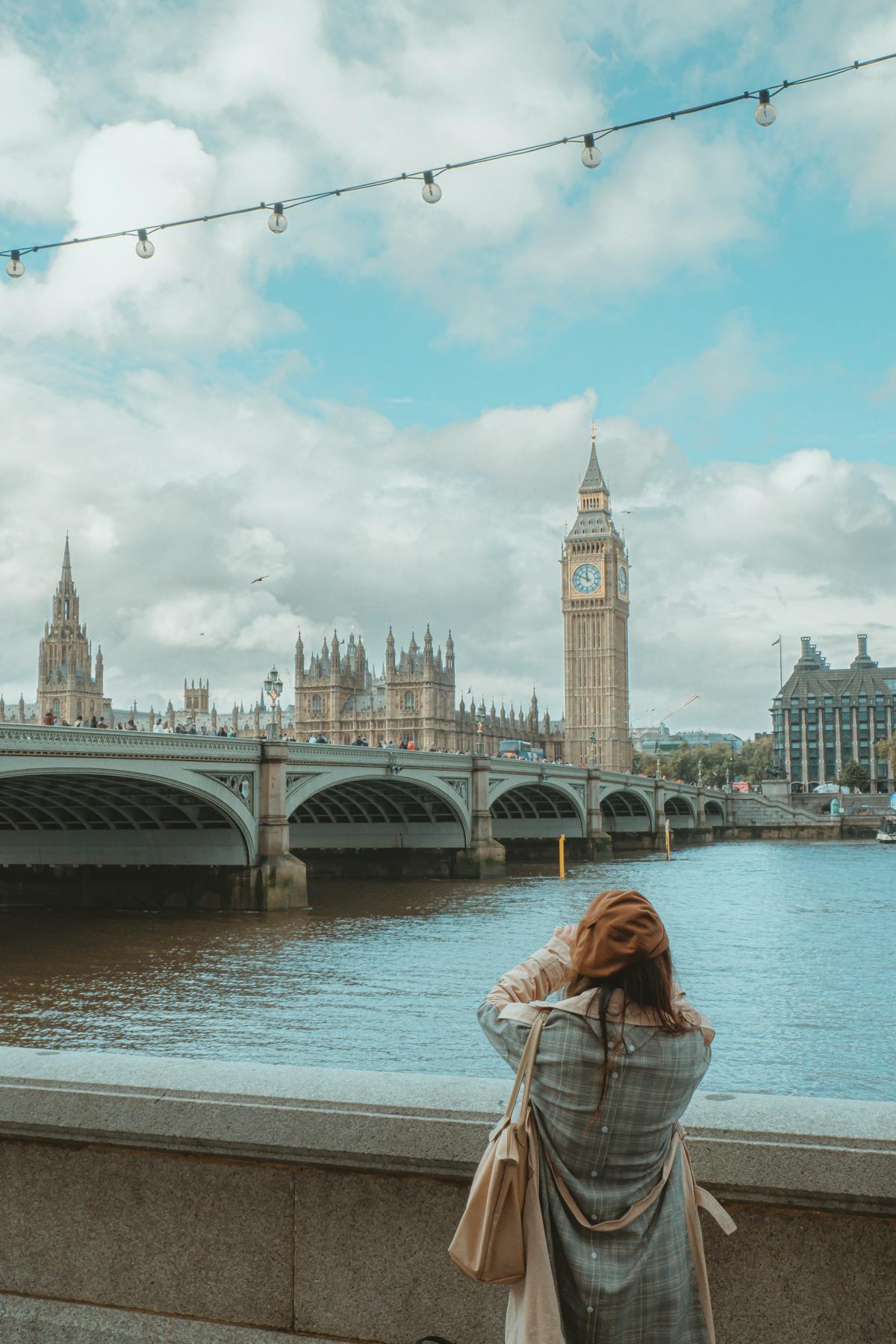 Londono turistas su telefonu — UK ETA programos klaidos 2026