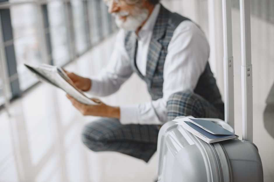 Traveller from Mexico filling in a UK ETA application on a laptop with a card