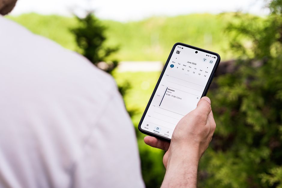 Traveller planning concert and flight dates on a phone calendar for the ETA