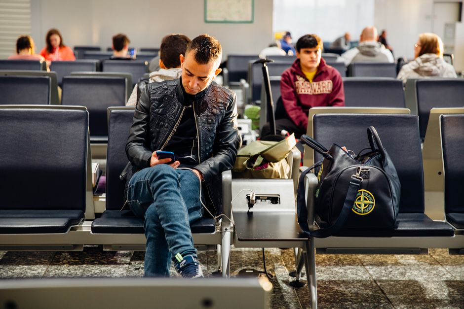 Business traveller in Dubai applying for a UK ETA on a lunch break